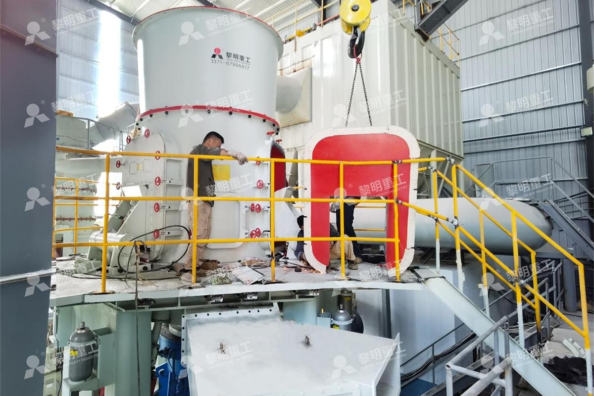 Workshop LUM ultrafine vertical mill for barite deep processing